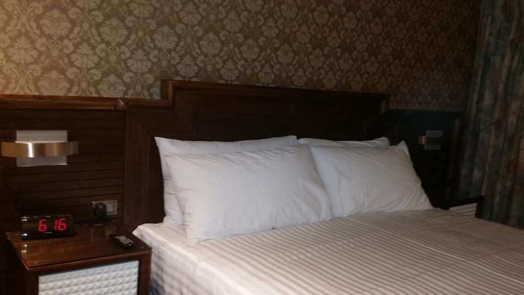 The Deluxe Hotel Vancouver Room photo